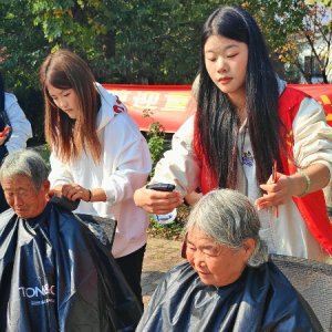 阜陽市汝美職校開展“情暖重陽 銀齡關愛” 愛心義剪活動